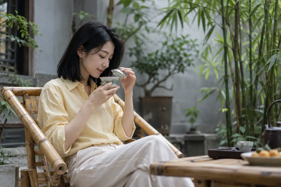 竹影院落中闻香盖碗茶的场景
